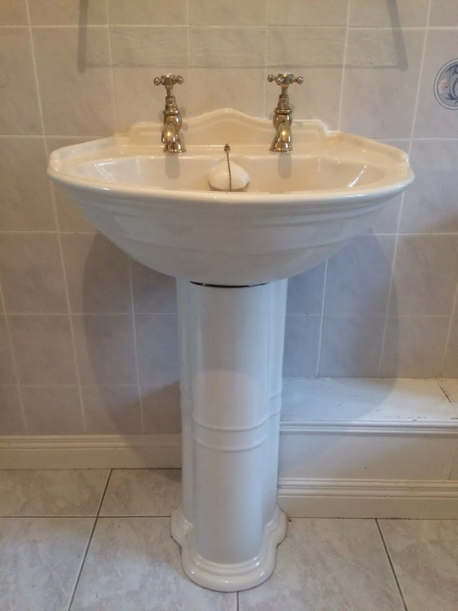 Toilet and matching basin - Image 4