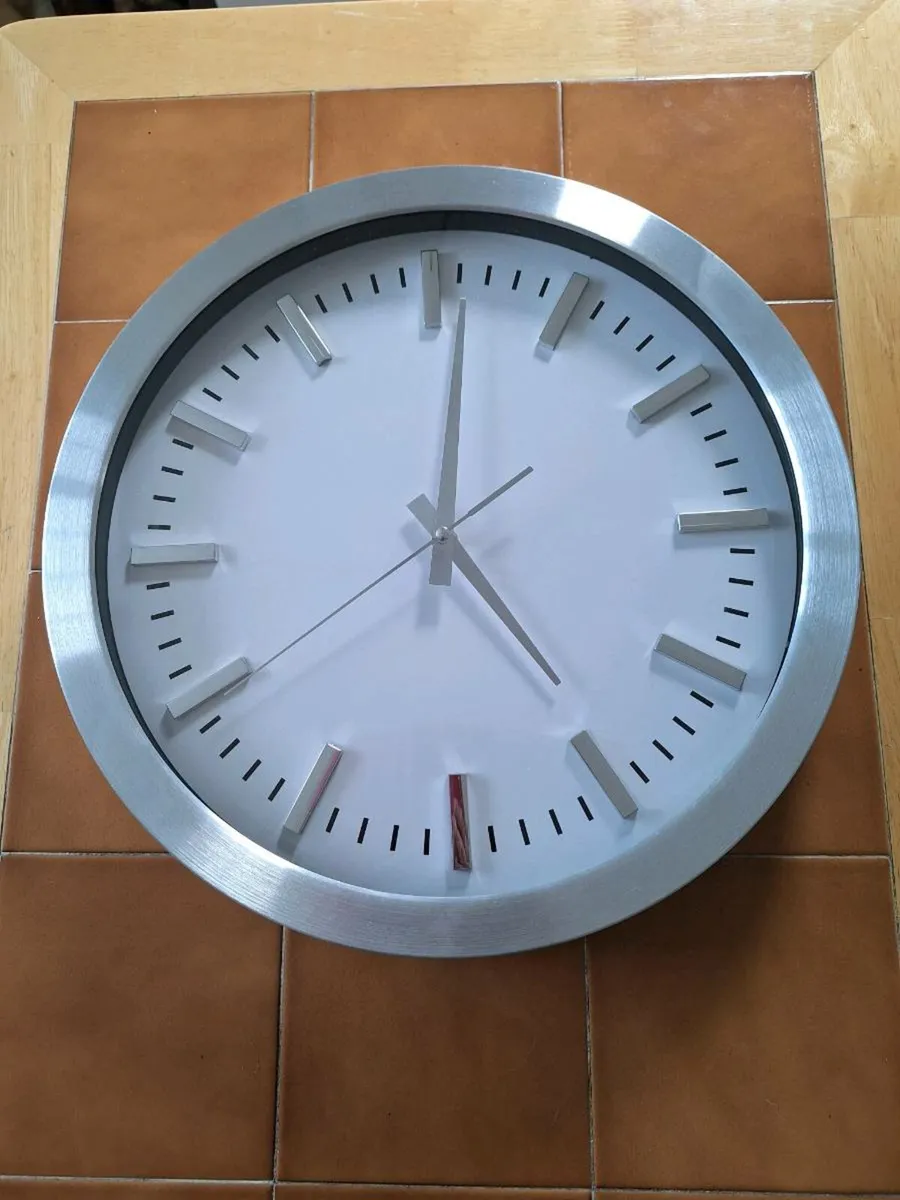 Lovely Quartz metal wall clock - Image 1