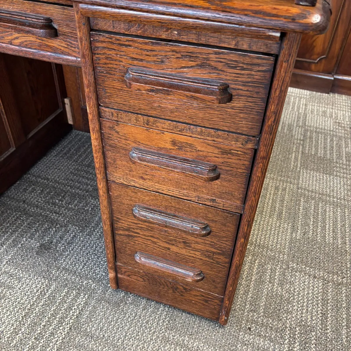 Beautiful oak tambour S shaped roller top desk. Ke - Image 2