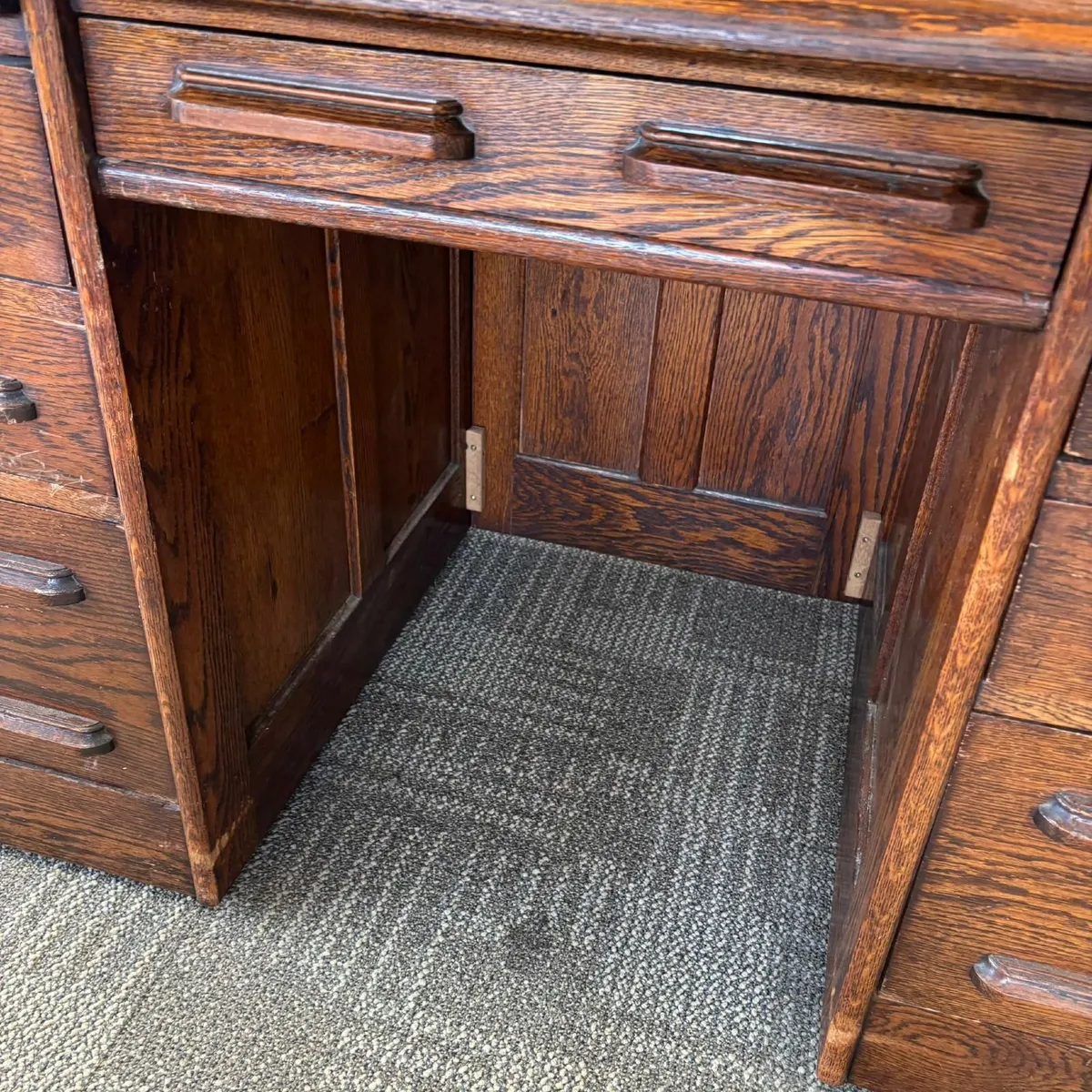 Beautiful oak tambour S shaped roller top desk. Ke - Image 3