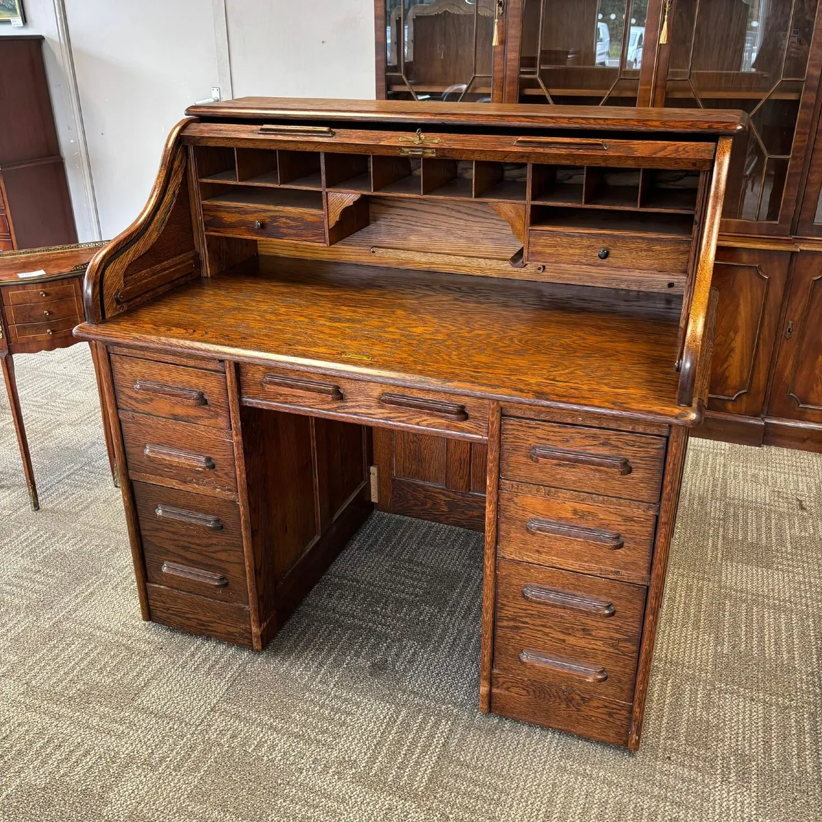 Beautiful oak tambour S shaped roller top desk. Ke - Image 1