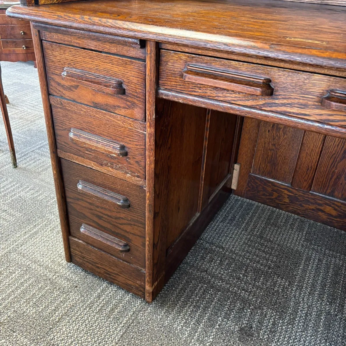 Beautiful oak tambour S shaped roller top desk. Ke - Image 4