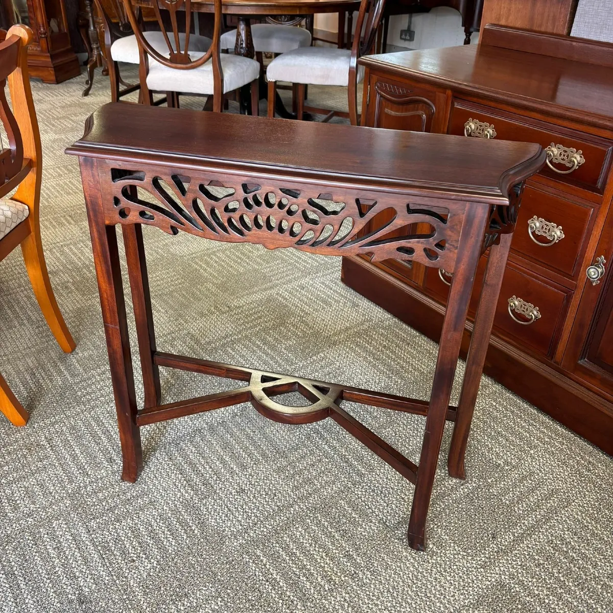 Beautiful mahogany carved front console table - Image 2