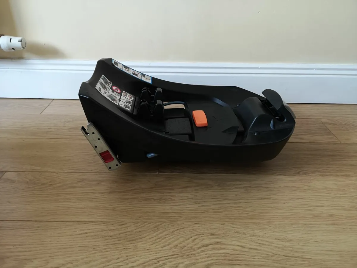 Mamas and Papas Car Seat and Base - Image 3