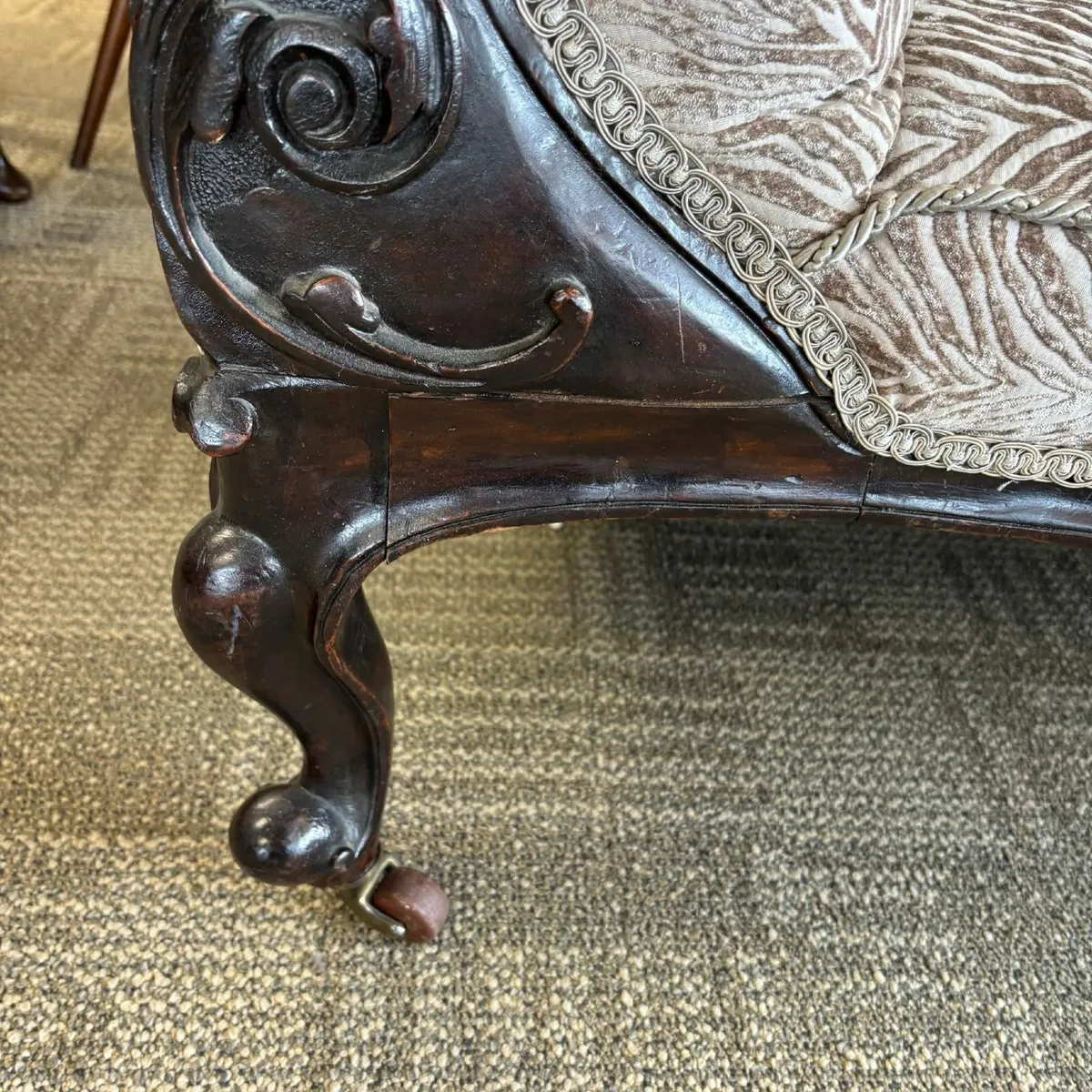 Victorian patterned fabric chaise lounge, mahogany - Image 2