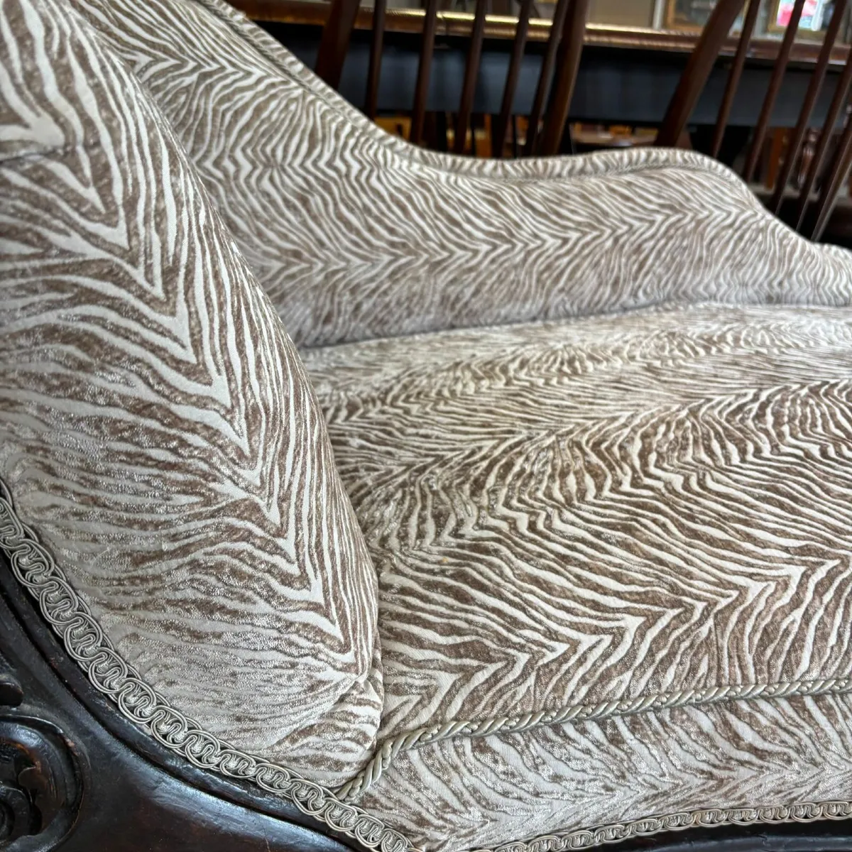 Victorian patterned fabric chaise lounge, mahogany - Image 4