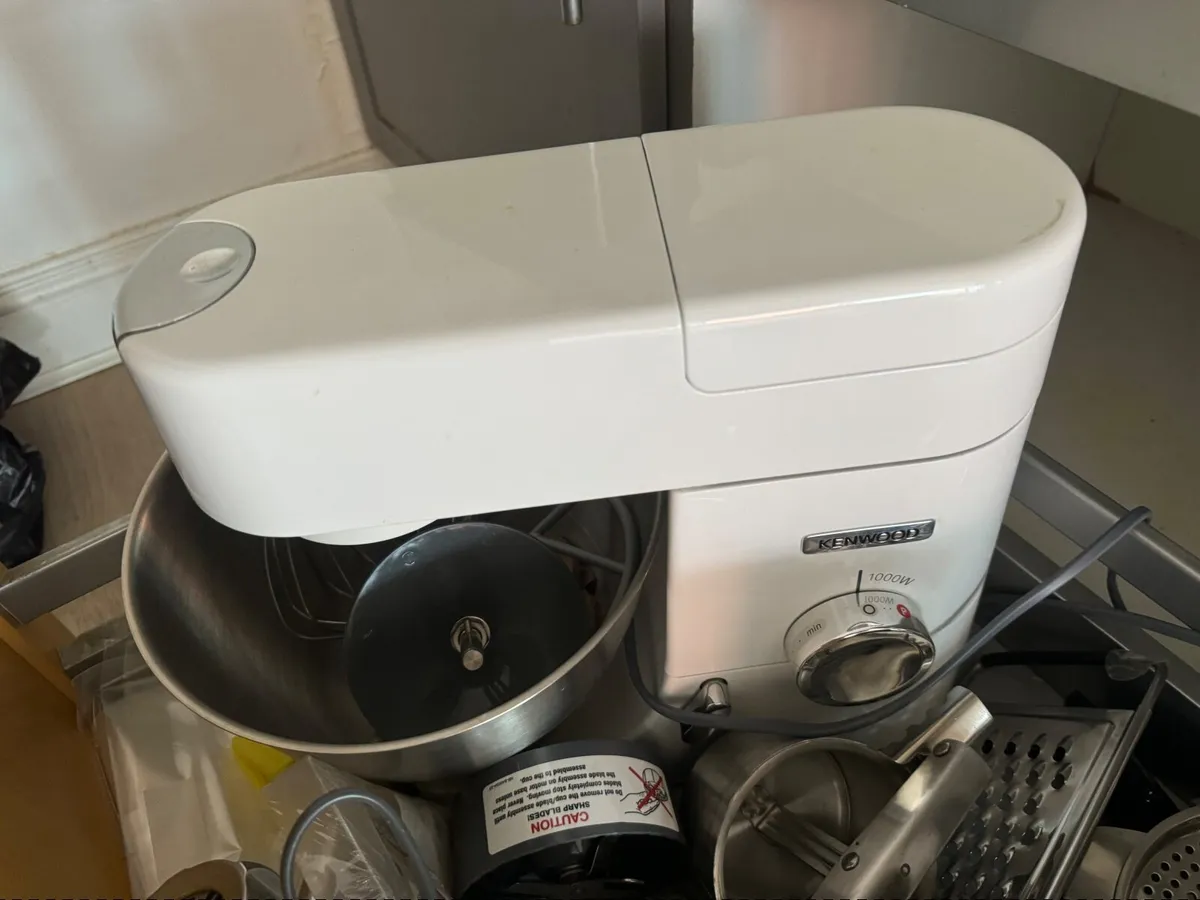 Kenwood 4.6L chef mixer (like new condition)