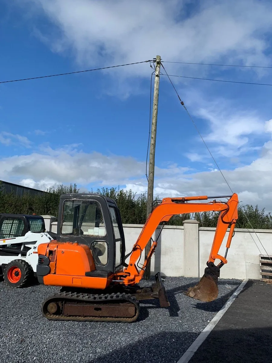 hitachi 2.7 ton digger - Image 1
