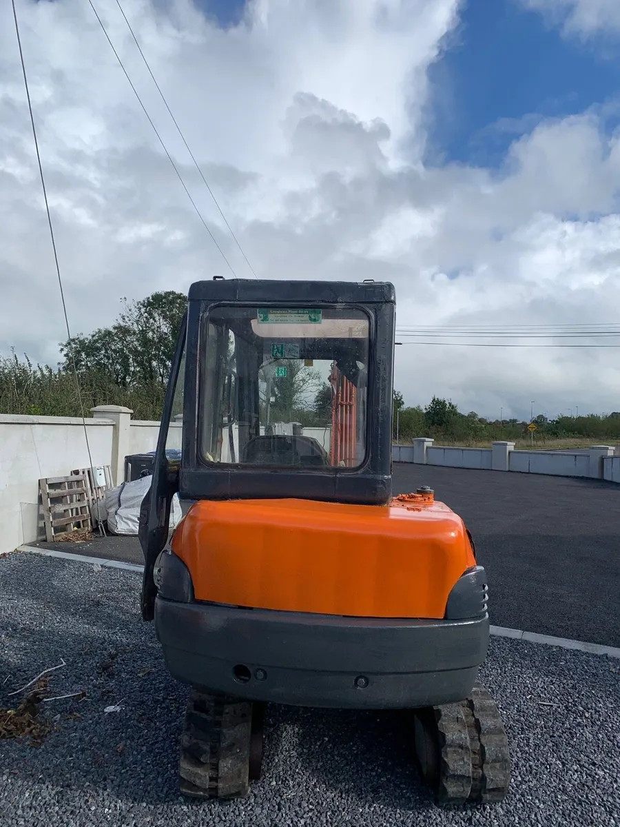 hitachi 2.7 ton digger - Image 3