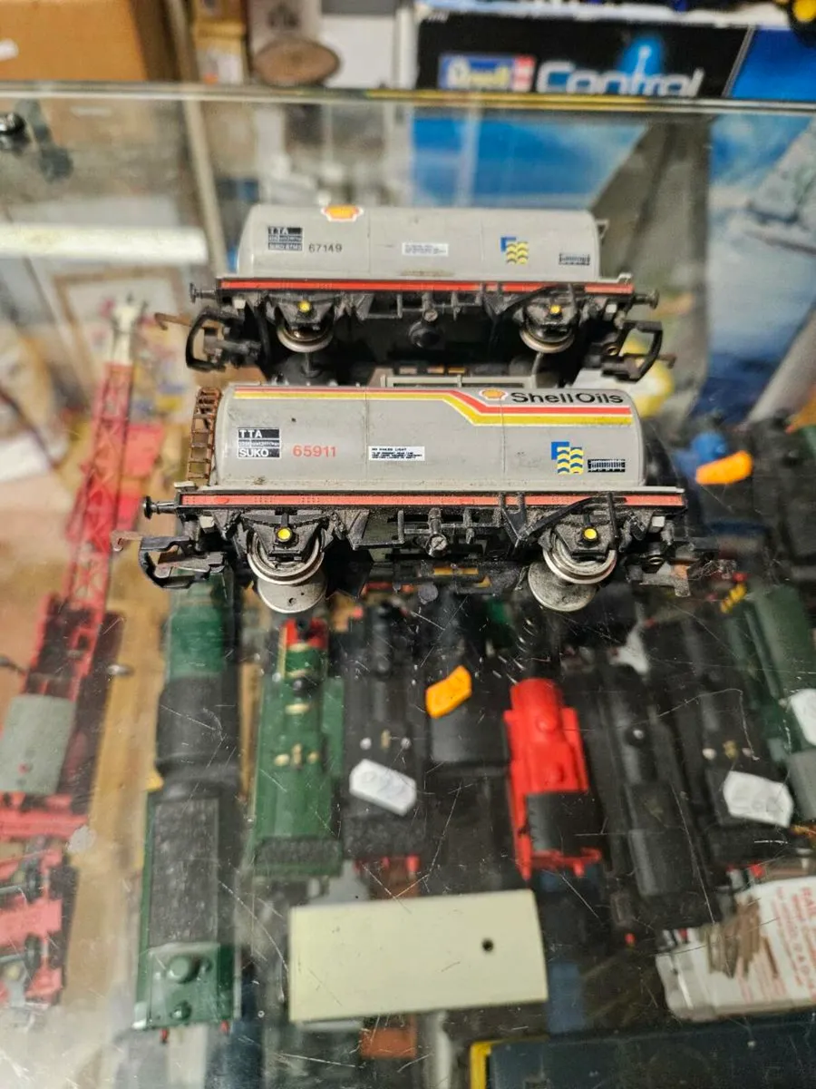 Hornby OO Gauge Tanker Wagons - Image 2