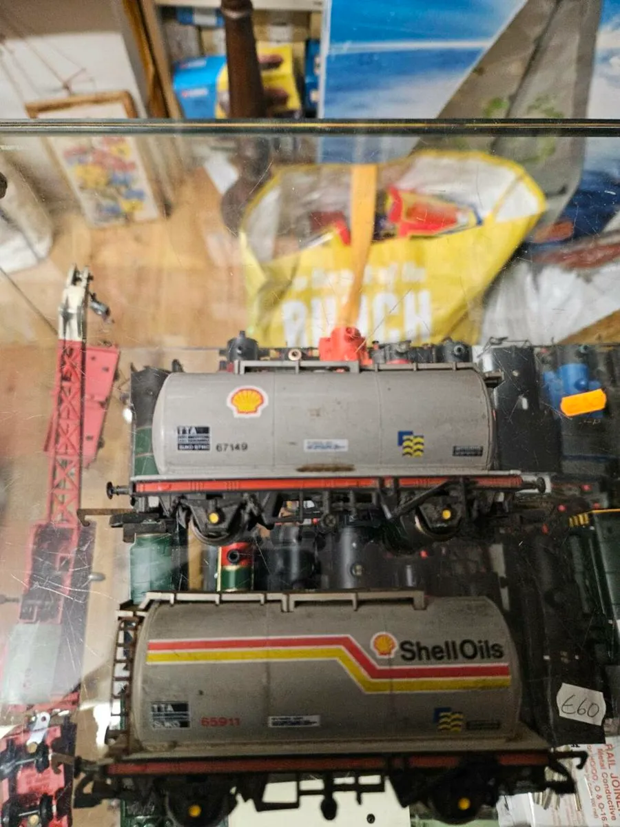 Hornby OO Gauge Tanker Wagons - Image 3