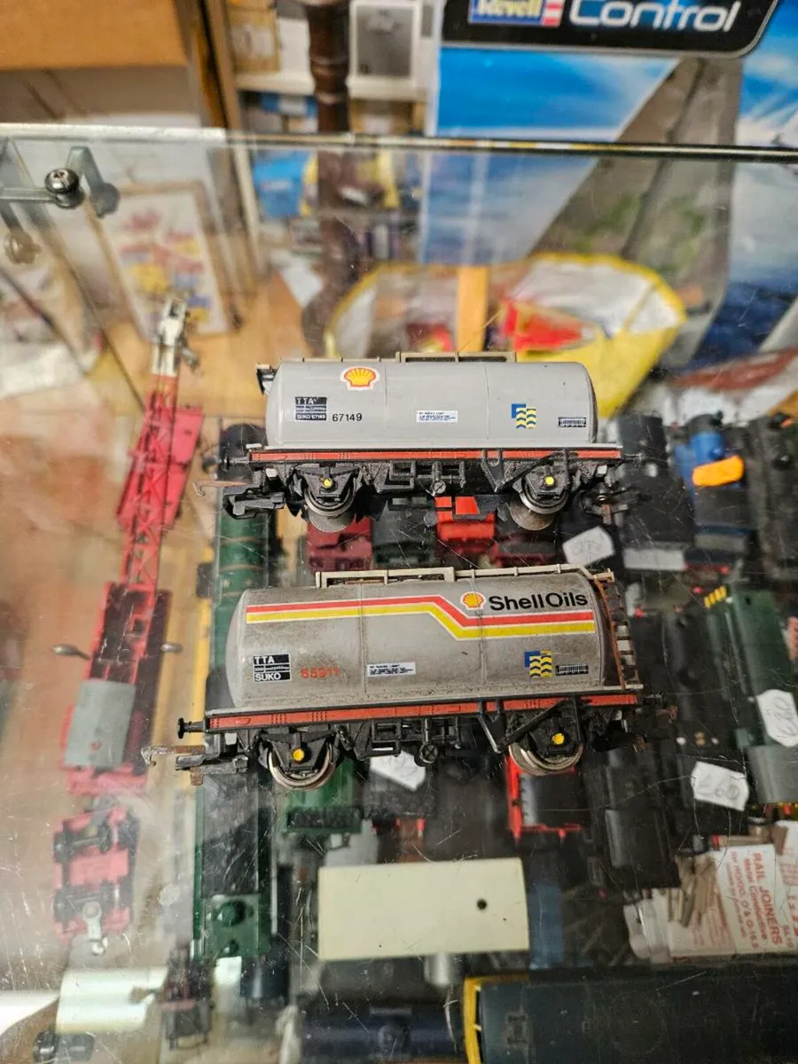 Hornby OO Gauge Tanker Wagons - Image 4
