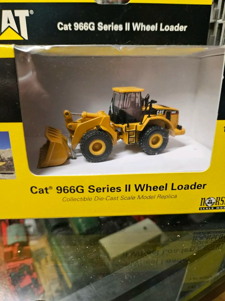 Corgi Norscot Caterpillar Loader 1.87 - Image 2