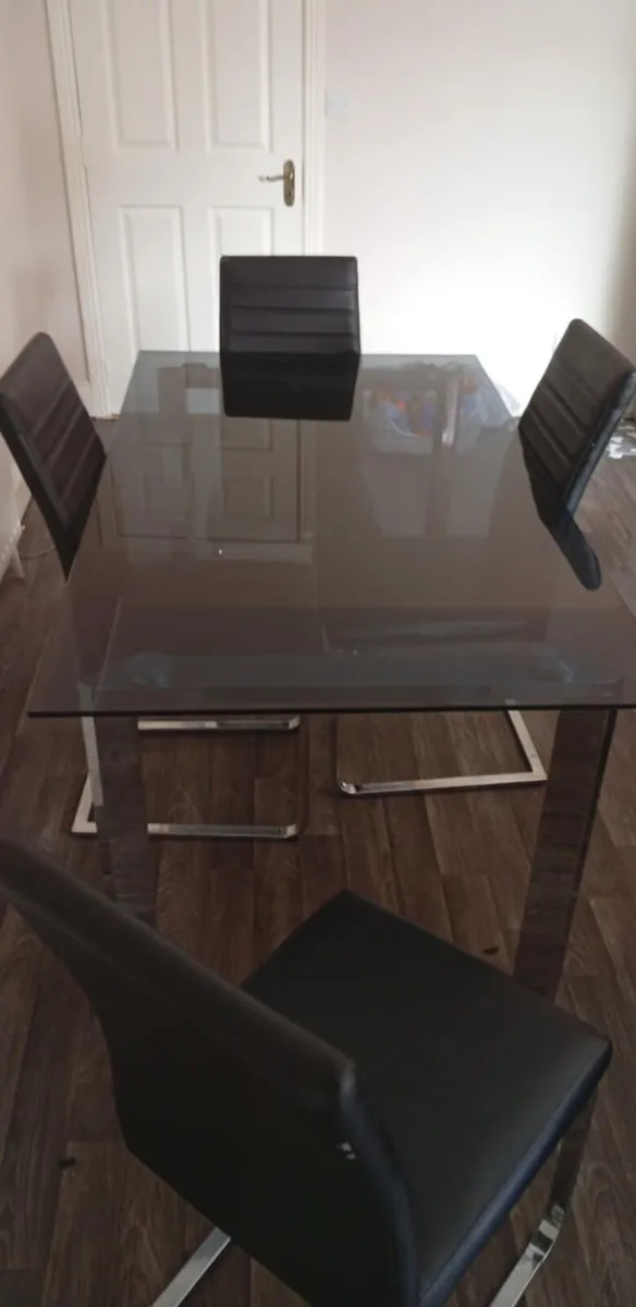 Table and chairs - Image 1