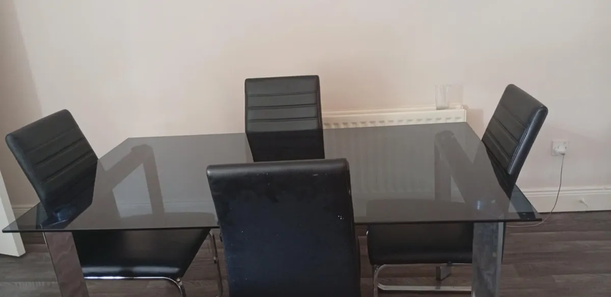 Table and chairs - Image 2