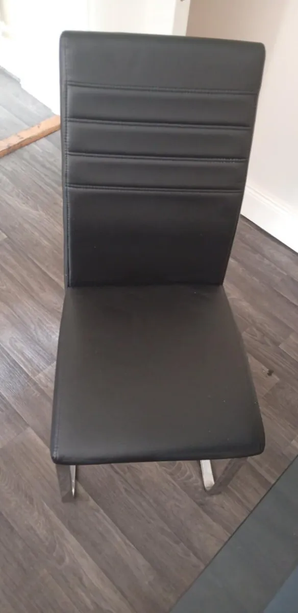Table and chairs - Image 4