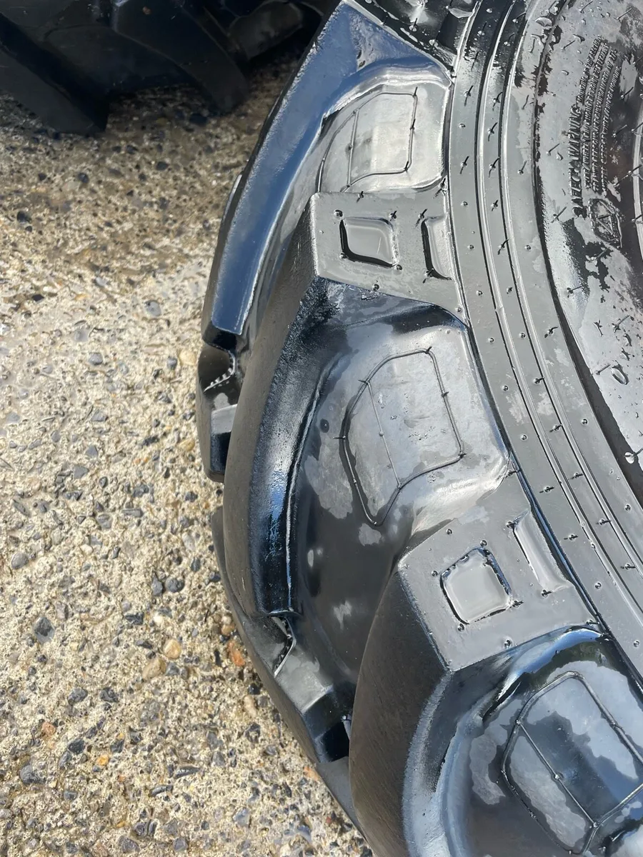 405/70-20 tyres and rims - Image 4