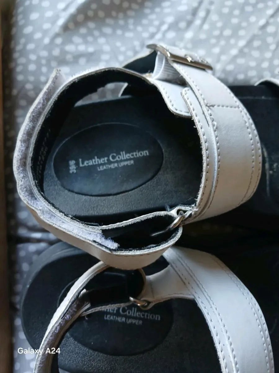 Ladies sandals - Image 2