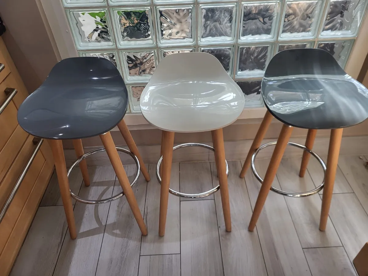 3 Bar Stools - Image 4