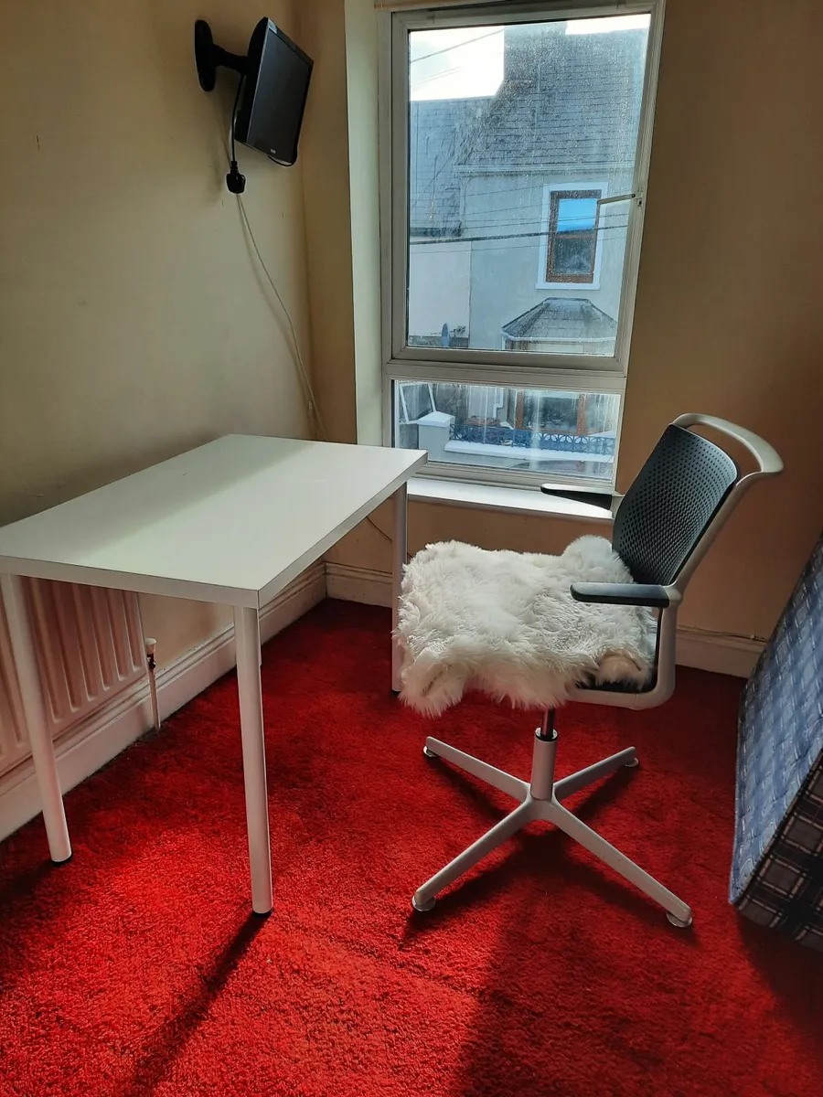 Office chair, table and bookcase - Image 1