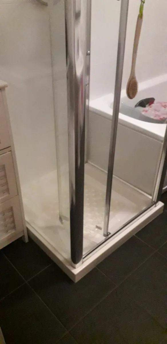 bathroom Bath and Shower - Image 1