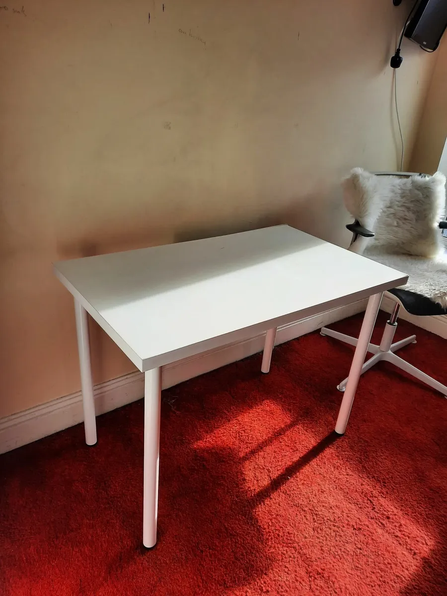 Office chair, table and bookcase - Image 3