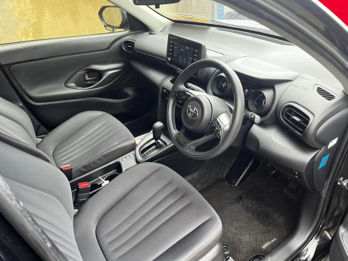 Toyota Yaris Cross AUTOMATIC SELF CHARGE HYBRID - Image 4