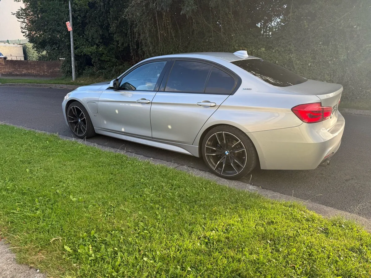 BMW 330e - Image 3