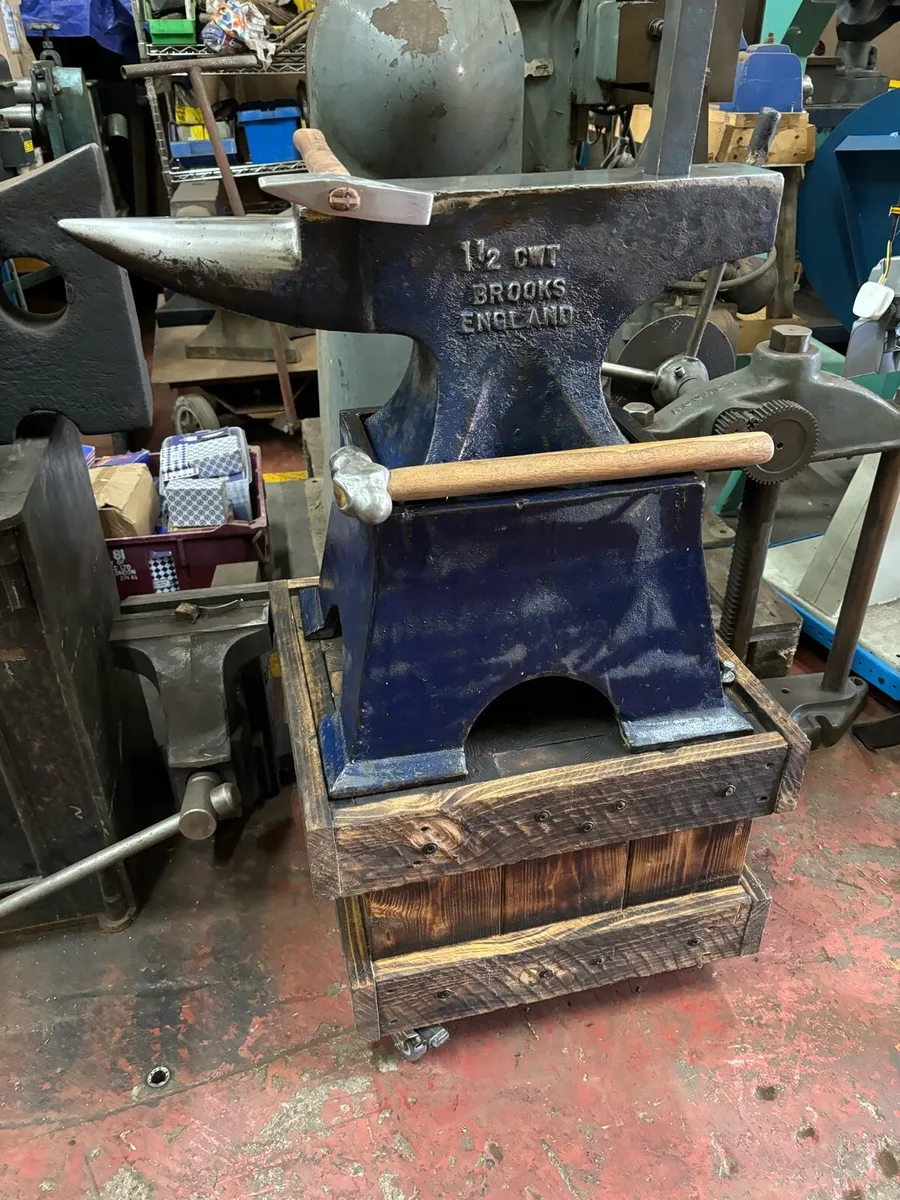 77 kg Brooks & Factory Stand - Image 1