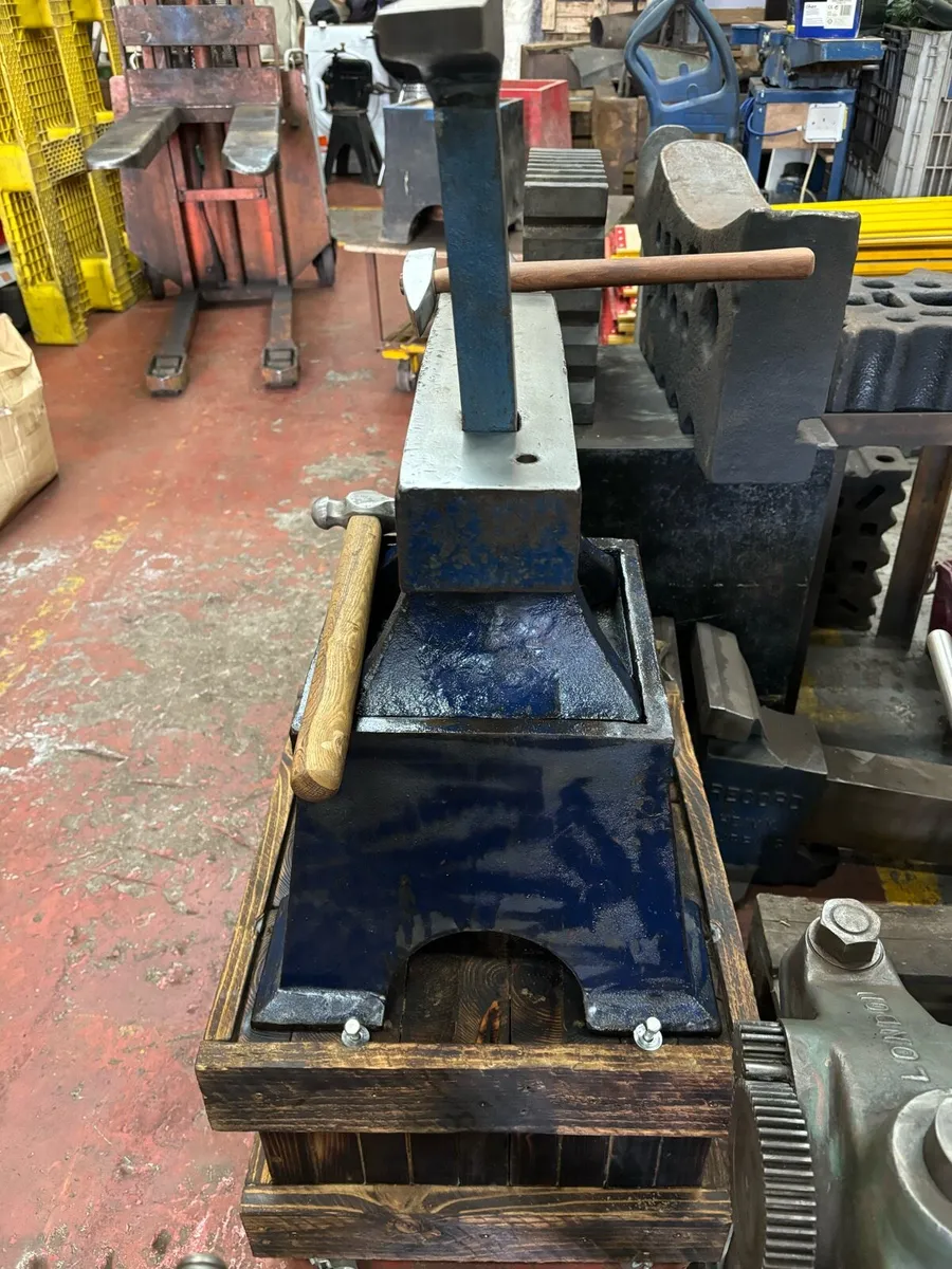 77 kg Brooks & Factory Stand - Image 3