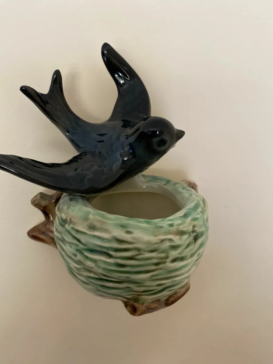 VINTAGE 1950S BLUE BIRD NEST FIGURAL WALL VASE - Image 1