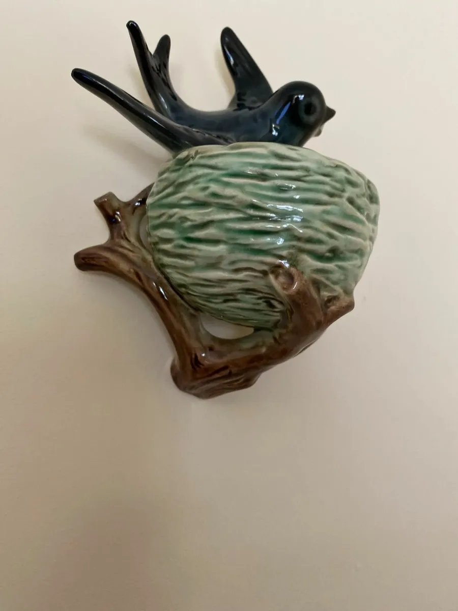 VINTAGE 1950S BLUE BIRD NEST FIGURAL WALL VASE - Image 2