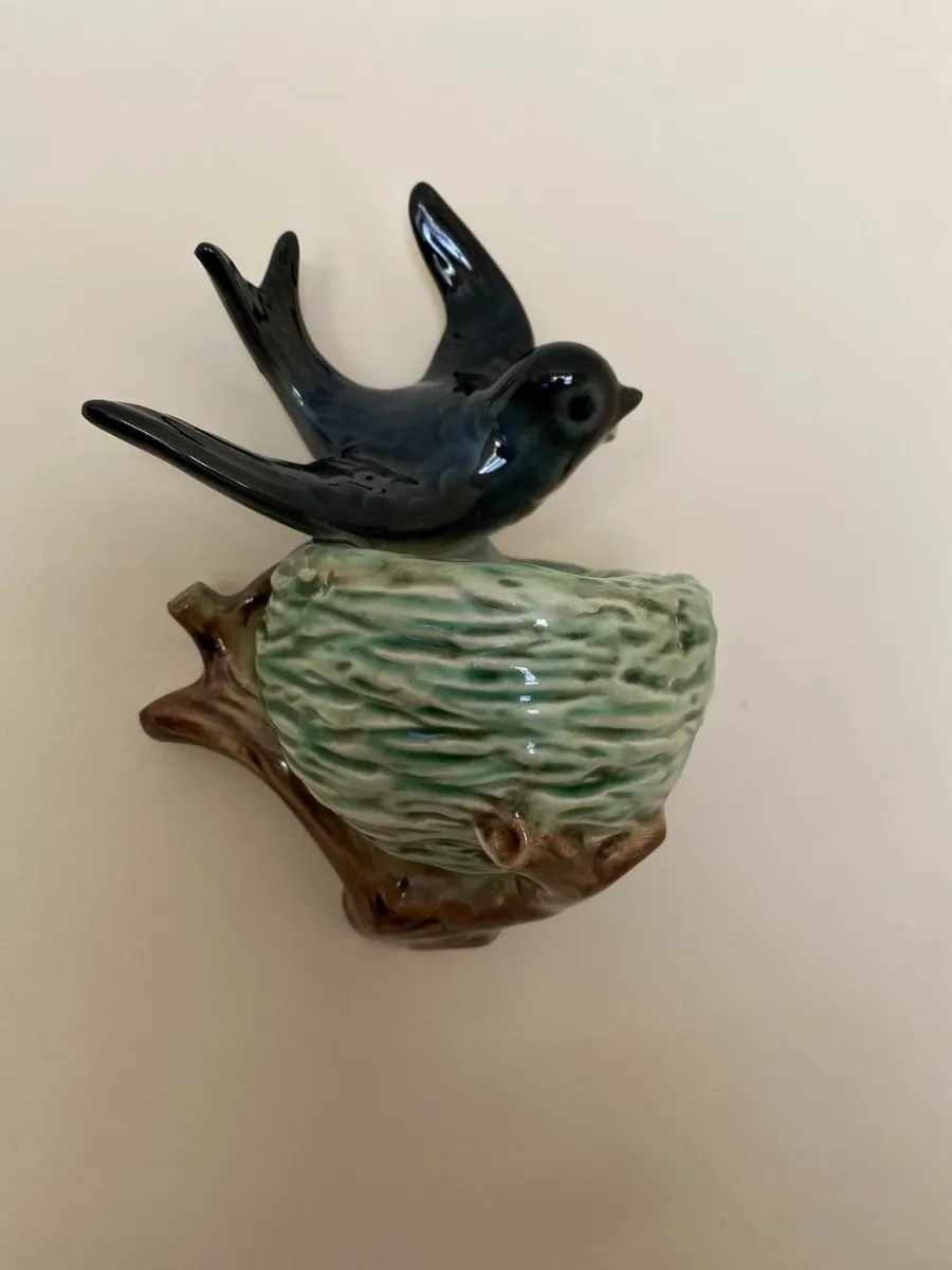 VINTAGE 1950S BLUE BIRD NEST FIGURAL WALL VASE - Image 3