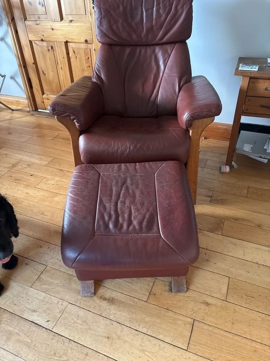 2 recliner armchairs with footstools - Image 1