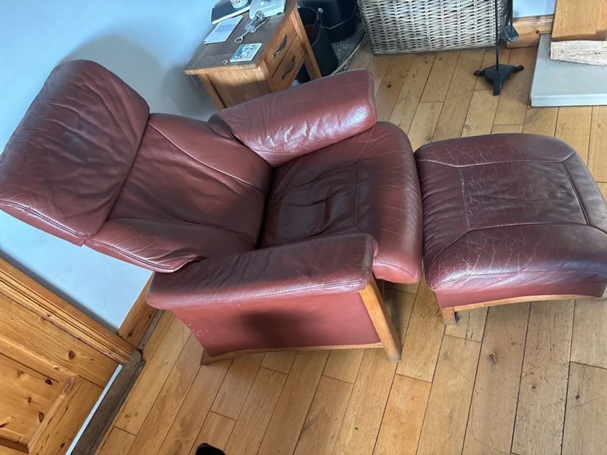 2 recliner armchairs with footstools - Image 2