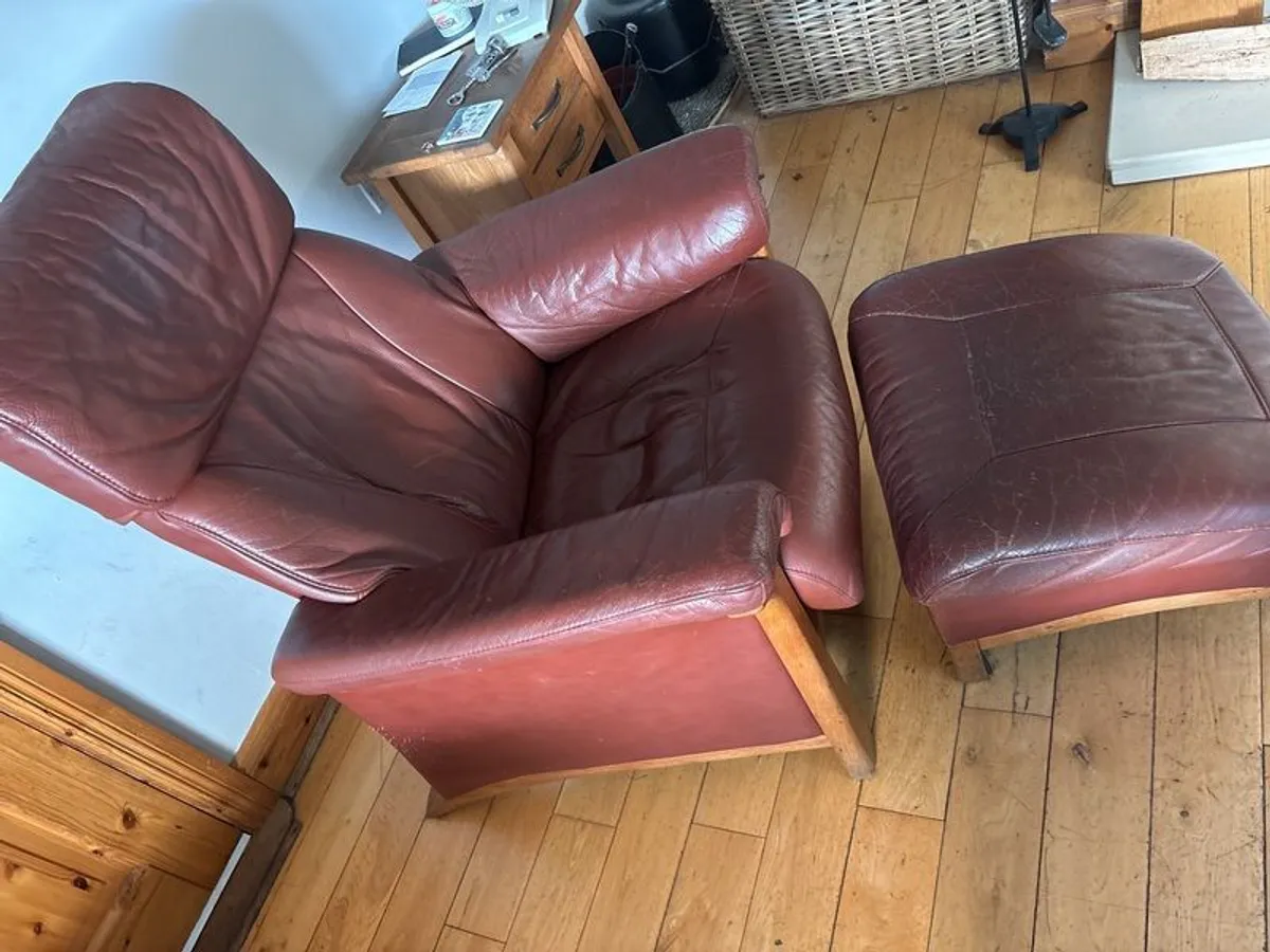 2 recliner armchairs with footstools - Image 3