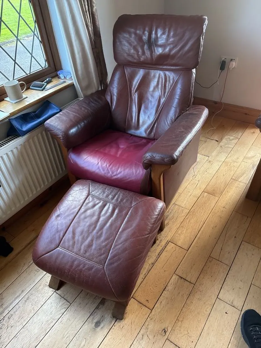 2 recliner armchairs with footstools - Image 4