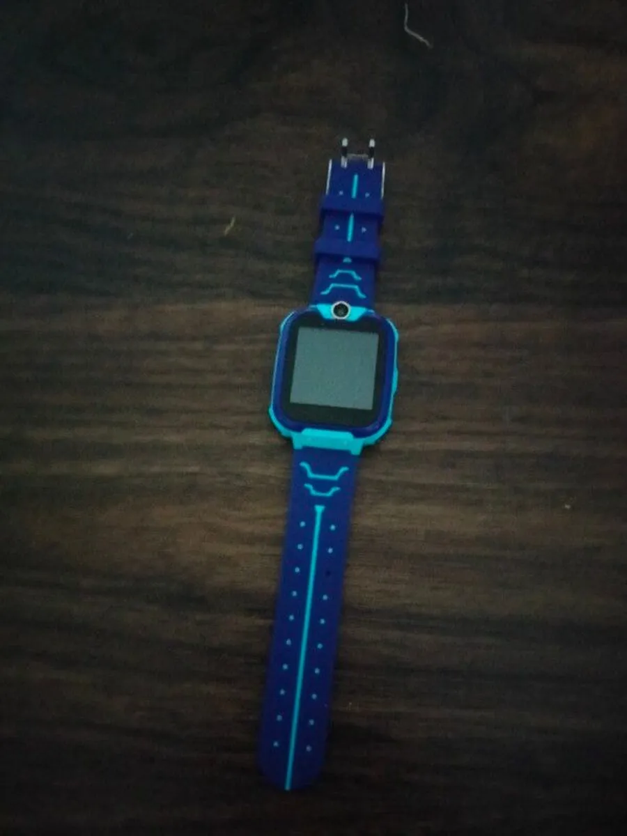 Kids SmartWatch with 16 different games silent mode SIM card insert - Image 1