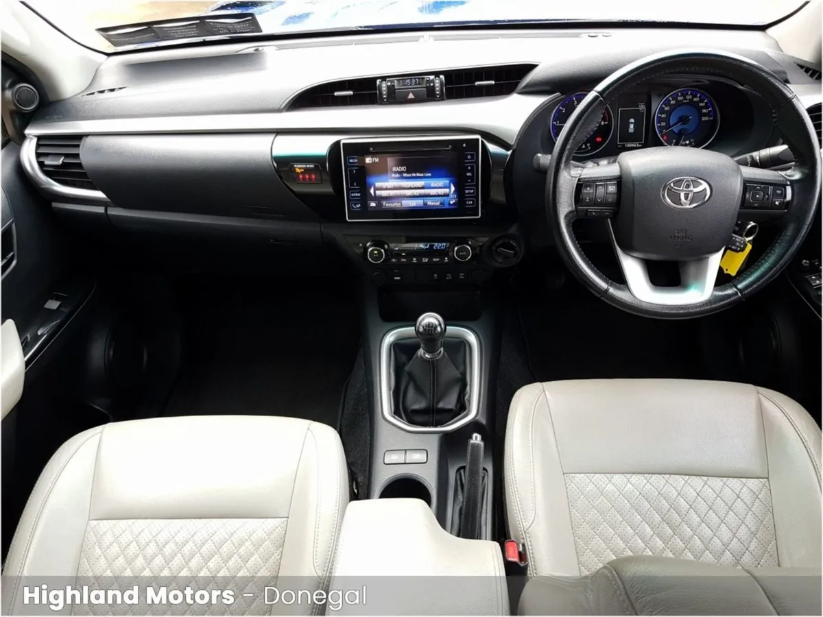 Toyota HiLux Hilux Double CAB SR5 4 DR - Image 2