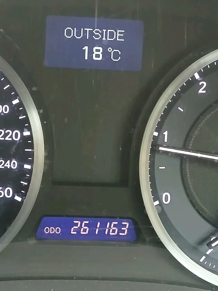 LEXUS IS220D - Image 2