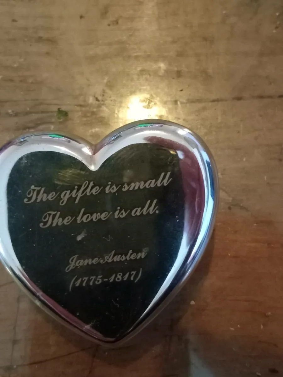 silver heart trinket with jane austen engraving - Image 4