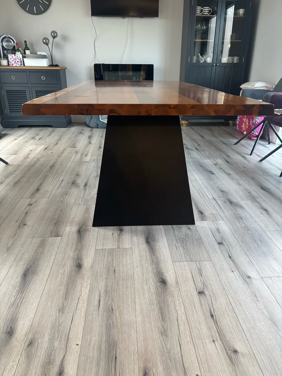 Dining table - Image 1