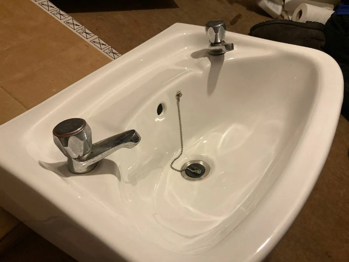 Sink and pedestal - Image 1