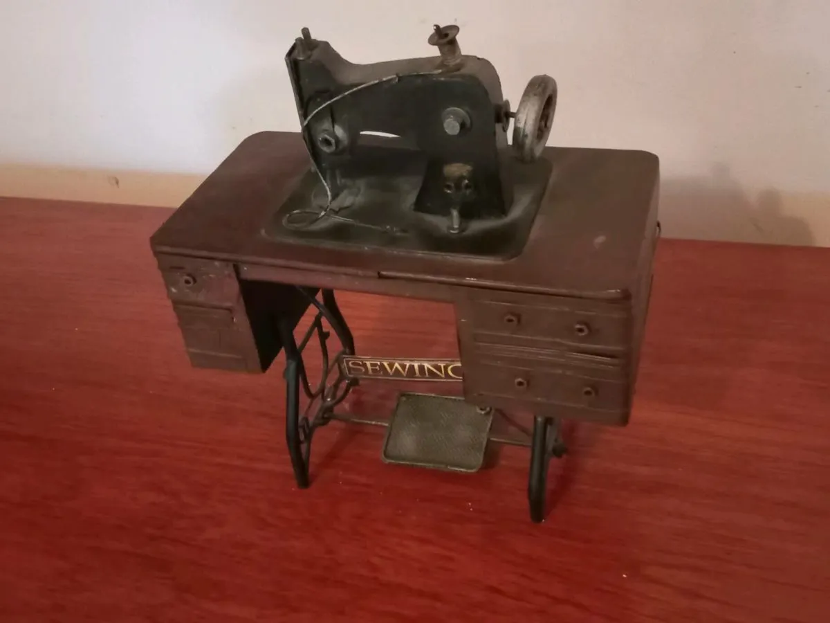 vintage sewing table display 9x7 inch - Image 1