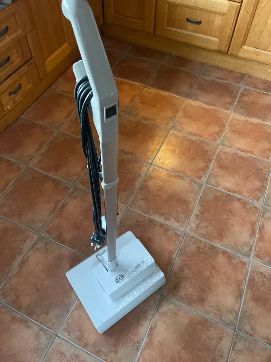 Carpet scrubbing machine