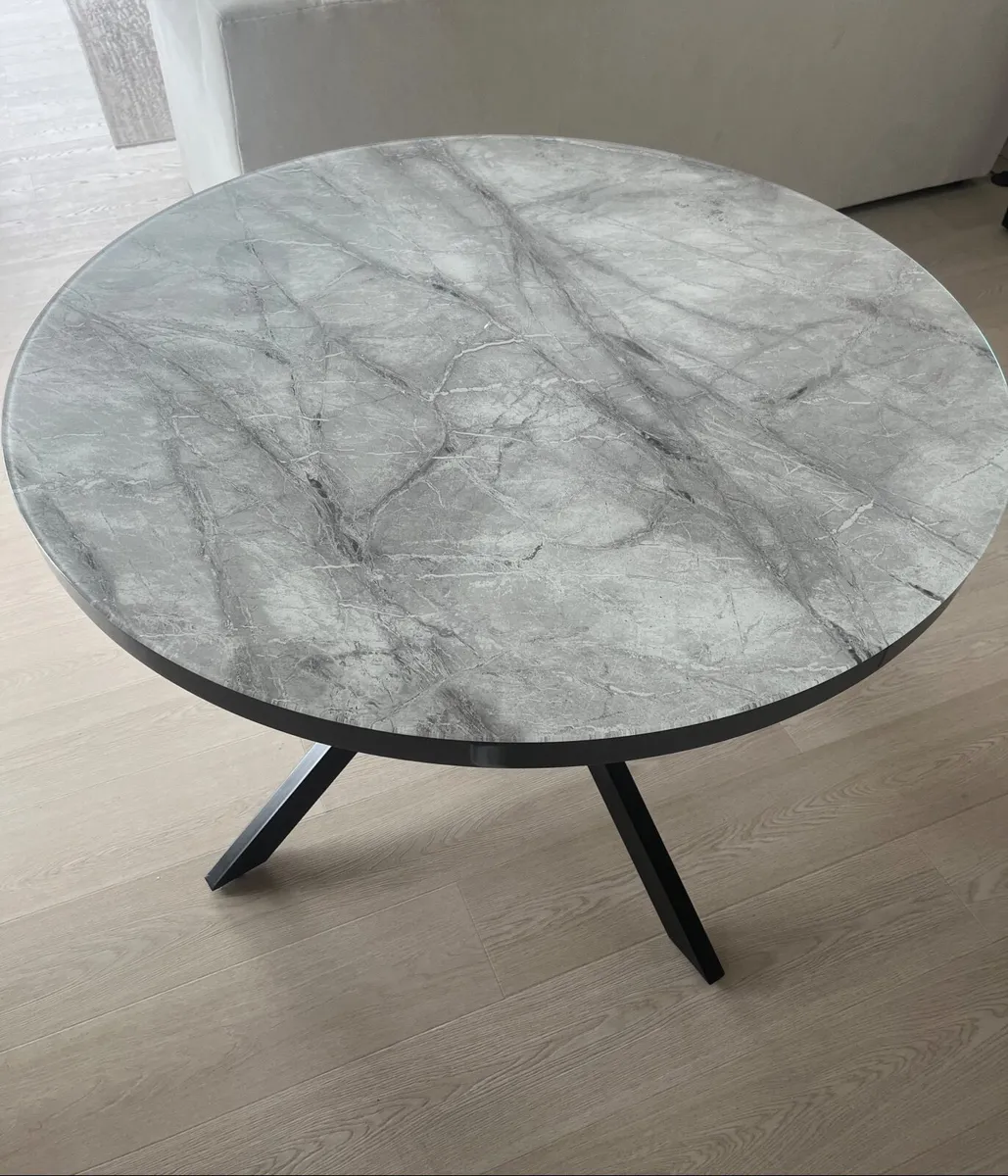 Round kitchen table - Image 1