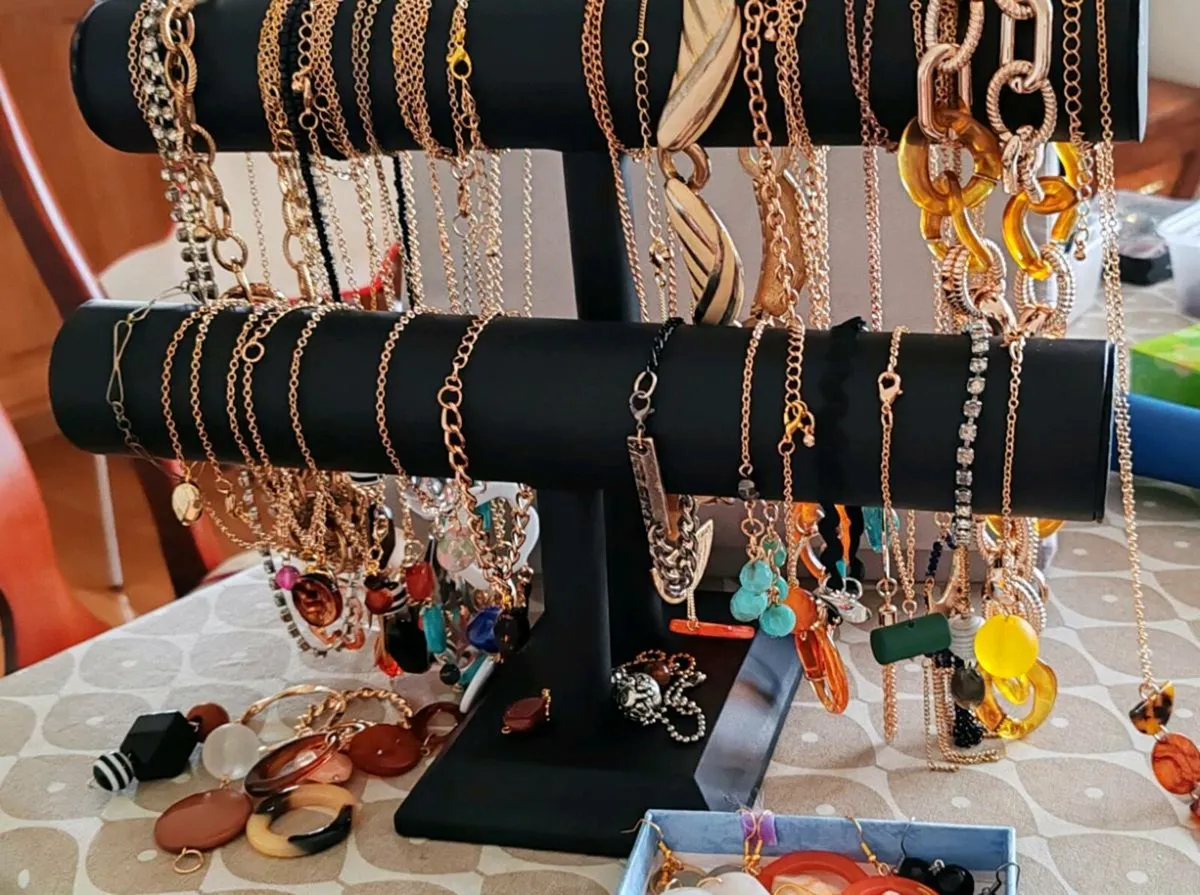 Large collection of vintage and costume jewellery - Image 3