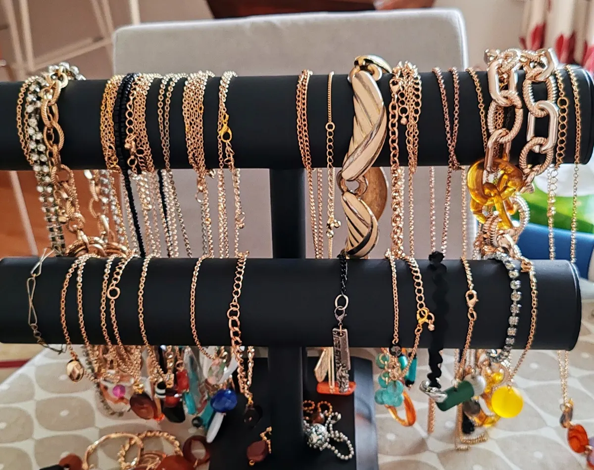 Large collection of vintage and costume jewellery - Image 2