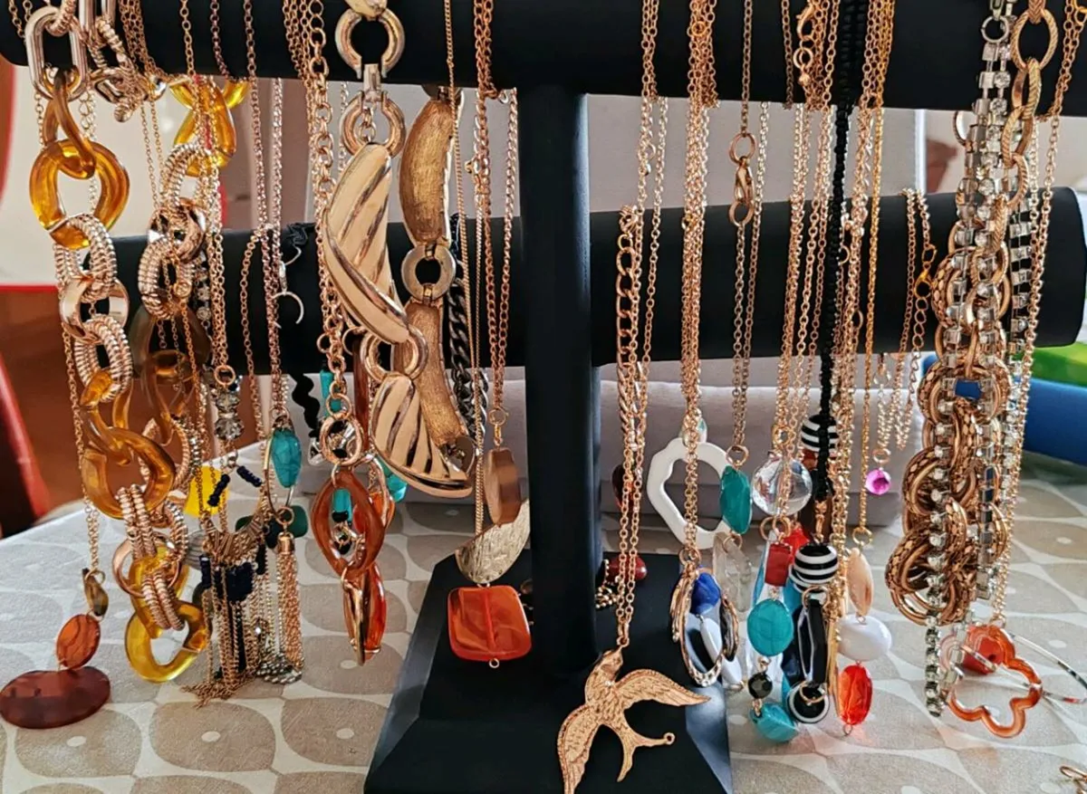 Large collection of vintage and costume jewellery - Image 1