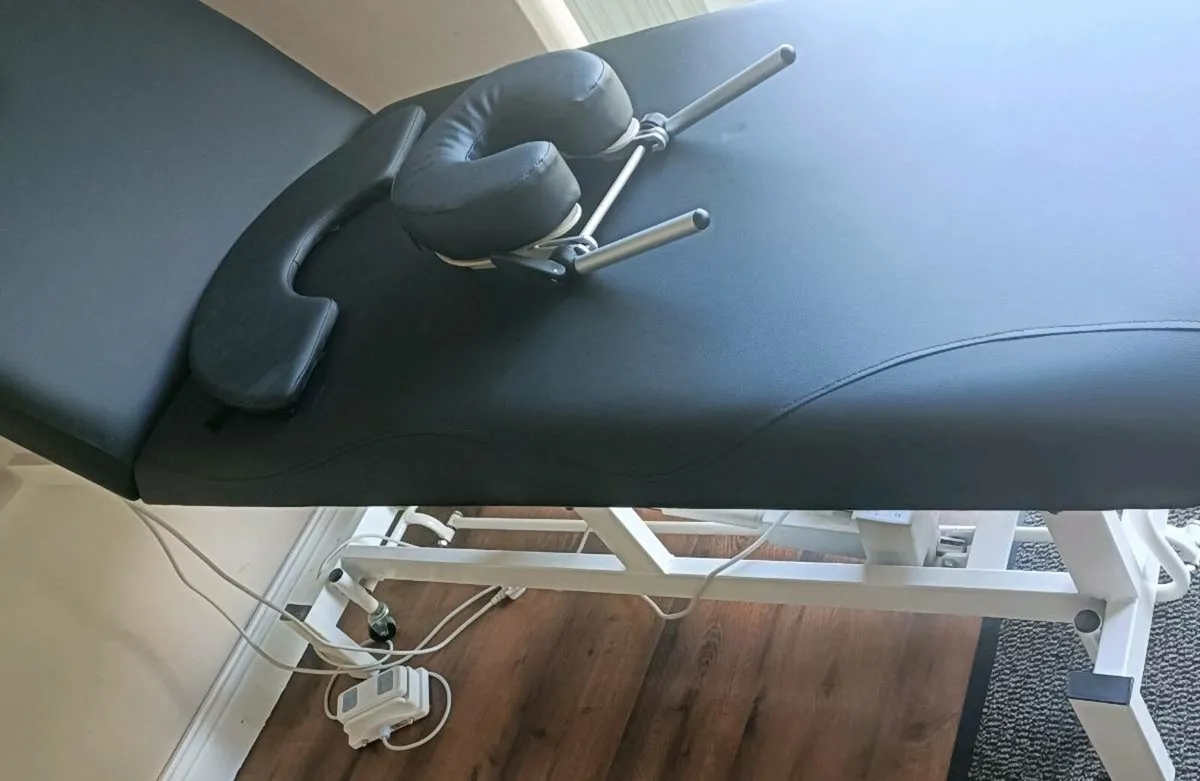 Electric therapy table - Image 1